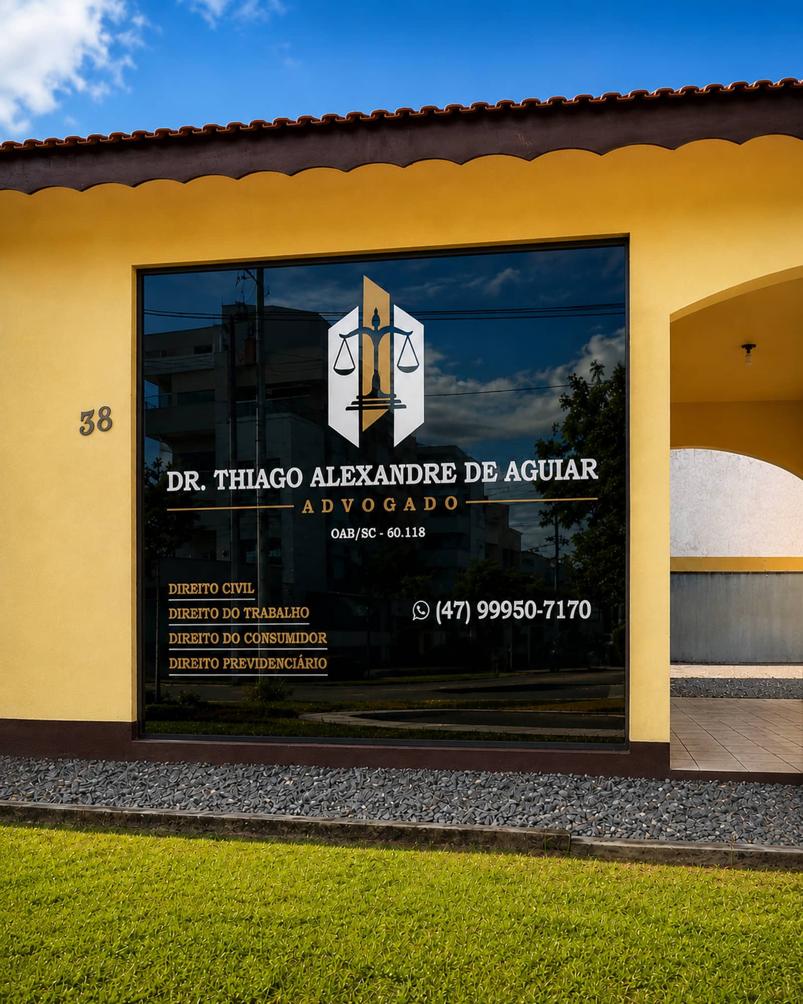 Fachada do escritório na Rua Piratuba, nº 38, Iririú, Joinville/SC — o portão de entrada fica à direita da placa